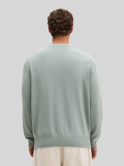 Männermodel trägt Regular Fit Pullover aus Baumwoll-Mix mit Schurwoll-Anteil von Marc O'Polo in blassem Grün, Ganzkörperansicht Rückansicht. Herren Pullover von Marc O'Polo.