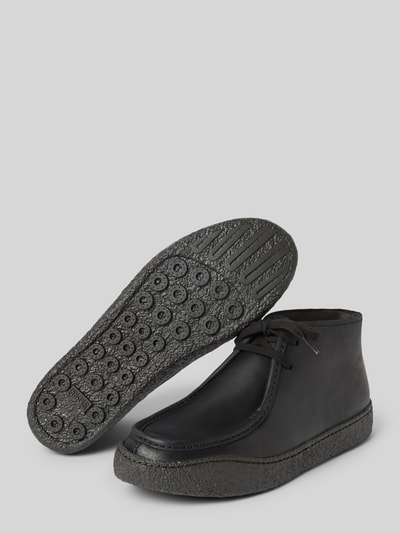 Produktfoto, Schnürschuhe aus echtem Leder Modell 'Terreno' von Camper in Schwarz, runde Form, strukturierte Sohle, glatte Oberfläche, Absatzhöhe 3 cm, Schafthöhe 9 cm, Schaftweite 11 cm