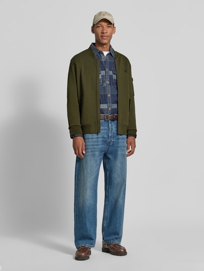 Mannenmodel draagt Regular Fit sweatjack van katoenmix van Polo Ralph Lauren in olijfgroen, effen, herenkleding, geheellichaamsvooraanzicht.