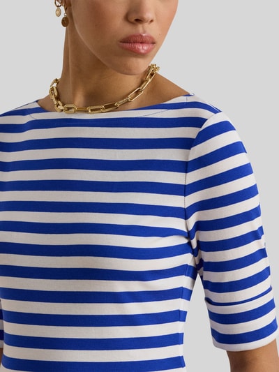 Frauenmodel trägt Slim Fit T-Shirt aus Baumwoll-Mix von Lauren Ralph Lauren mit blau-weißem Allover-Streifenmuster, Logo-Stitching, U-Boot-Ausschnitt und Halbarm, Nahaufnahme Oberkörper.