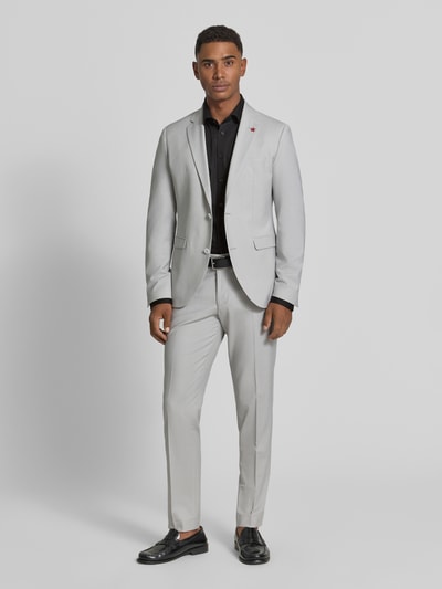 Männermodel trägt Slim Fit Businesshemd aus Baumwoll-Mix Modell 'FILIP' von Selected Homme in Schwarz zu hellgrauem Anzug, Ganzkörperansicht von vorne. Herren Businesshemd von Selected Homme.
