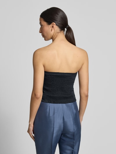 Frauenmodel trägt Bandeau-Top mit abnehmbaren Trägern Modell 'Bella' von My Essential Wardrobe aus reiner Baumwolle im Slim-Fit, Rückenlänge bei Größe 36: 24 cm, schwarze Farbe, strukturierte Textur, Ganzkörperansicht Rückansicht.