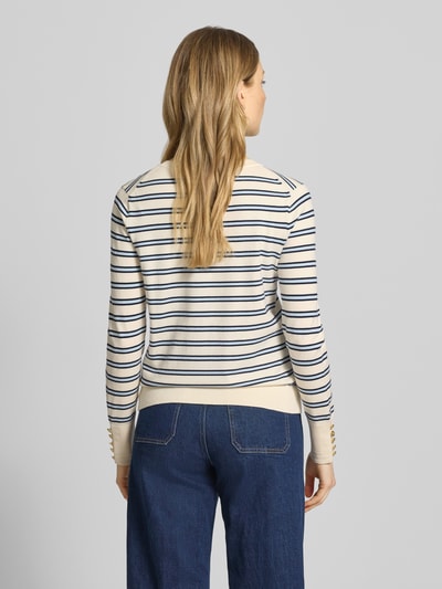 Vrouwenmodel draagt Regular Fit Strickpullover aus reiner Baumwolle van Tommy Hilfiger in gestreepte look, all-over motief, puur katoen, met gestikt logo, V-hals, lange mouw, geribde boordjes, sierknopen; gebreide textuur, effen kleuren Ganzlichaam achteraanzicht