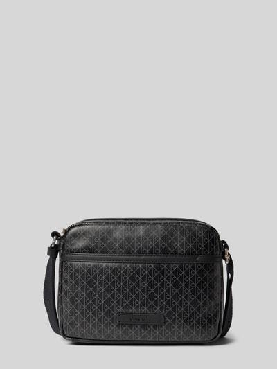 Produktfoto, Handtasche mit Logo-Muster und Schulterriemen von CK Calvin Klein in Schwarz mit Label-Detail, Hauptfach mit Reißverschluss, Maße: 22x16x5 cm, verstellbarer Schulterriemen 106 cm für Herren