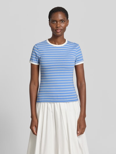Frauenmodel trägt Regular Fit T-Shirt aus Baumwoll-Mix von Tom Tailor Denim, mehrfarbig gestreift, kurzarm, Nahaufnahme Oberkörper.