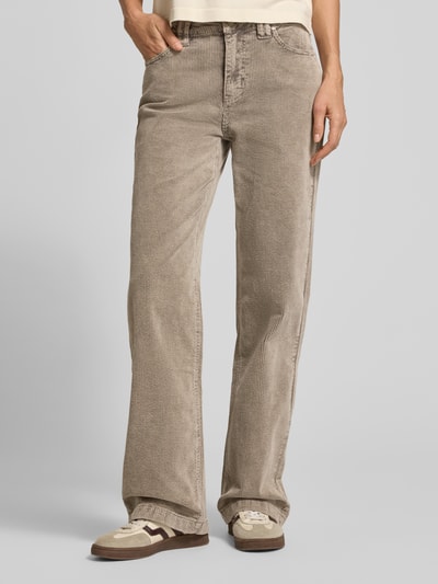 Frauenmodel trägt Straight Fit Cordhose mit breitem Saumabschluss von BUENA VISTA in Beige, Cordstruktur, High Waist, 5-Pocket-Design, Ganzkörperansicht von vorne.