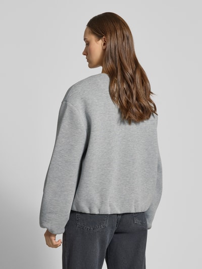 Vrouwenmodel draagt Regular Fit Sweatjacke met Viskose-Anteil Modell 'ELLIE' van Only, effen grijs, materiaal-mix, zonder kraag, lange mouw, elastische zooms, zijzakken, rugaanzicht.