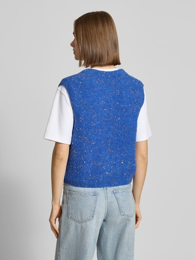 Frauenmodel trägt Regular Fit Pullunder aus Schurwoll-Mix von Marc O'Polo Denim in Optik: Unifarben, mehrfarbig, Strickstruktur, Ganzkörperansicht Rückansicht.