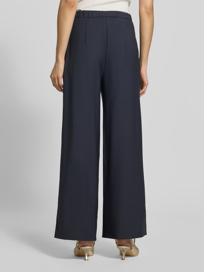 Frauenmodel trägt Wide Leg Stoffhose aus reiner Schurwolle Modell 'MSTCRISMA' von Max Mara, dunkelblau, glatte Textur, Ganzkörperansicht Rückansicht.