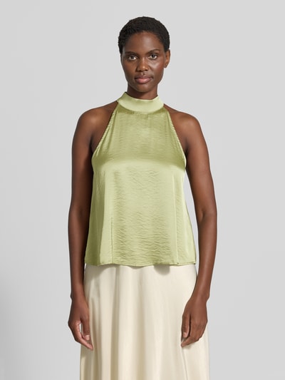 Vrouwenmodel draagt Blusentop aus Satin mit Viskose-Anteil van mbyM in lichtgroene kleur, Materiaalmix met viscose, satijn, losse pasvorm, opstaande kraag, ruglengte maat S 56 cm, Ganzkörperansicht van voren.
