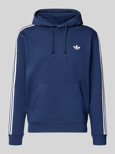 Produktfoto, Hoodie mit Kapuze von adidas Originals, bawełniany miks, luźny krój, kaptur, tunel, label-stitching, kieszeń kangurka, ściągacze, długość pleców w rozmiarze M: 70 cm, długość rękawa w rozmiarze M: 67 cm, granatowy kolor, białe paski, gładka tekstura