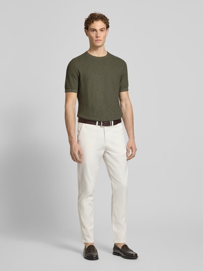 Männermodel trägt T-Shirt aus Baumwoll-Leinen-Mix von Profuomo in Olivgrün, Slim Fit, Rundhalsausschnitt, Ganzkörperansicht von vorne.