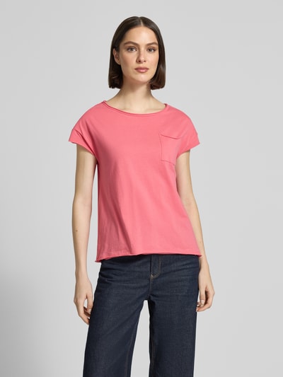 Kobiece model prezentuje Regular Fit T-Shirt aus reiner Baumwolle von s.Oliver RED LABEL, efekt: jednolity kolor, dekolt w łódkę, krótki rękaw, wykończenie materiału: dżersej, materiał: czysta bawełna, całkowity widok z przodu