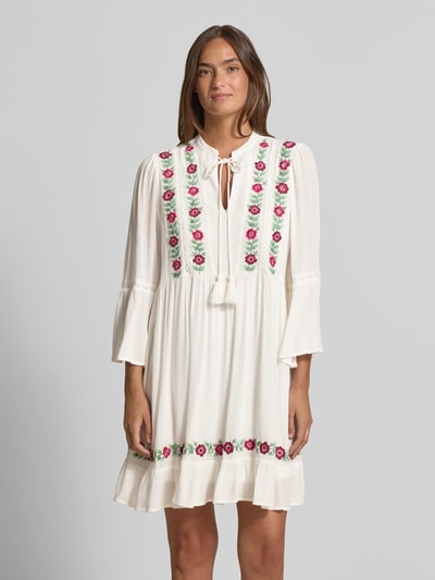 Frauenmodel trägt Tunikakleid mit Stitchings Modell 'CHELLA' von YAS, A-Linie, Minikleid, Schnürung, weiße Textur, Ganzkörperansicht von vorne. Rückenlänge bei Größe 36: 36 cm, Brustweite bei Größe 36: 50 cm, Ärmellänge bei Größe 36: 51 cm.