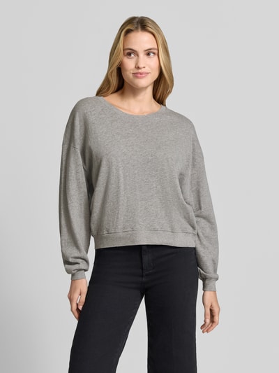 Frauenmodel trägt Sweatshirt mit überschnittenen Ärmeln Modell 'SONOMA' von American Vintage in Grau, reine Baumwolle, lockerer Schnitt, Rundhalsausschnitt, Ganzkörperansicht von vorne.
