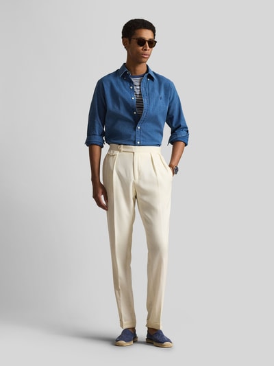 Männermodel trägt Regular Fit Freizeithemd aus reiner Baumwolle von Polo Ralph Lauren in Strukturmuster, Optik: strukturiert, Ganzkörperansicht von vorne.