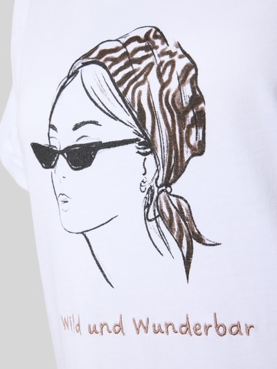 Kobieta nosi Nachthemd mit Motiv Modell 'Wild und Wunderbar' von LOUIS & LOUISA z bawełny, krój relaxed fit, nadruk z motywem, okrągły dekolt, zbliżenie na górną część ciała.