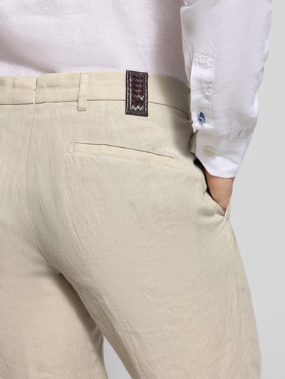 Mężczyznamodel nosi Straight Fit Leinenhose aus reinen Leinen Modell 'Lynx' von Mmx, jasny beż, gładka faktura, z tylną kieszenią, Gesäßtaschen, Szerokość w rozmiarze 32/32: 43 cm, długość nogawki 81 cm, zapięcie na guzik i zamek, krój straight fit, widok z tyłu, detailaufnahme.