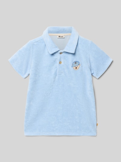 Productfoto, lichtblauw poloshirt met korte knoopsluiting, motiefstitching en labeldetail, katoenmix, recht model, ruglengte maat 116: 45 cm, Poloshirt mit kurzer Knopfleiste und Motiv-Stitching van Steiff