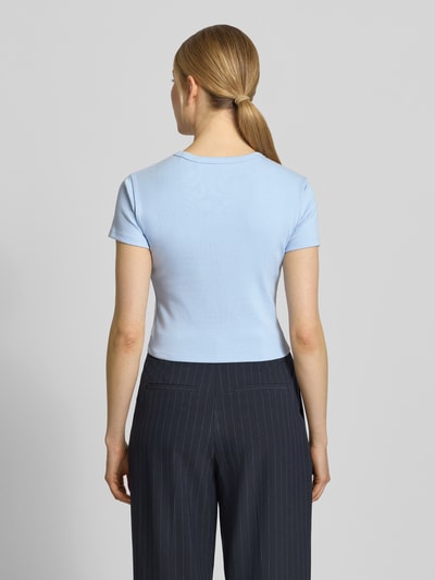 Frauenmodel trägt Slim Fit T-Shirt aus Baumwoll-Mix Modell 'DELANOR' von HUGO, unifarbenes hellblau, Cropped-Länge, Ganzkörperansicht Rückansicht.