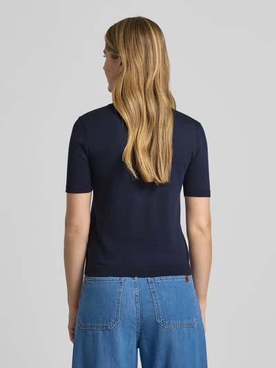 Frauenmodel trägt Slim Fit Strickpullover aus Seide-Baumwoll-Mix Modell 'GABARRA' von Weekend Max Mara in Dunkelblau, Ganzkörperansicht Rückansicht.