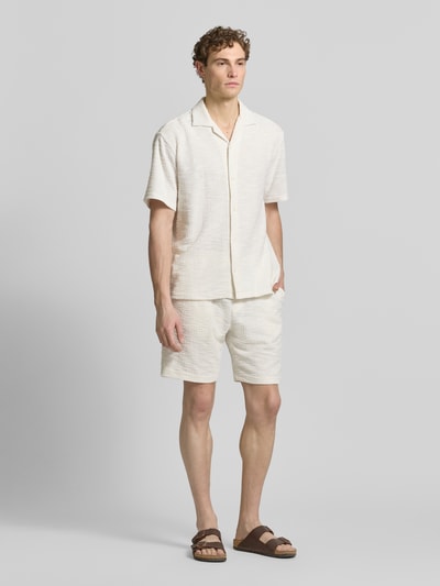 Männermodel trägt Shorts mit elastischem Bund von MCNEAL, Material-Mix mit Baumwoll-Anteil, Regular-Fit, Strukturmuster, Ganzkörperansicht von vorne.