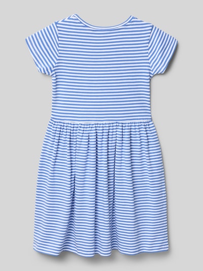 Meisje draagt Regular Fit Shirtkleid met Ziersteinbesatz van DANAMADE, blauw-wit gestreept, opgestikte zakken, ronde hals, met korte mouwen, getailleerd, motiefstitching, ruglengte maat 116: 62 cm, ganzlichaamsaanzicht van achteren.