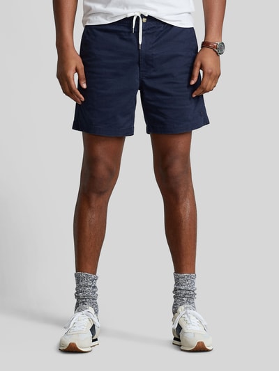 Männermodel trägt Regular Fit Shorts aus Baumwoll-Mix von Polo Ralph Lauren in Dunkelblau mit Tunnelzug, elastischem Beinabschluss und Logo, Ganzkörperansicht von vorne.