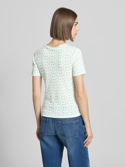 Frauenmodel trägt Damen T-Shirt von Pieces, Modell 'TURIEL', Optik:Allover-Muster, Passform: Slim-Fit, reine Baumwolle, Ganzkörperansicht Rückansicht