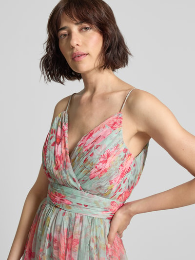 Frauenmodel trägt Cocktailkleid aus Mesh mit Taillenband von LACE & BEADS, floraler Allover-Look, V-Ausschnitt, Nahaufnahme Oberkörper.