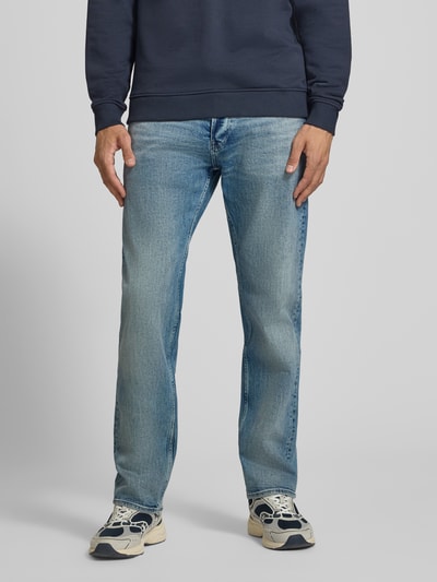 Männermodel trägt Slim Fit Jeans aus Baumwoll-Mix Modell 'Streem' von G-Star RAW in hellem Blau mit dezenter Waschung, Ganzkörperansicht von vorne, Herren Slim Fit Jeans von G-Star RAW.