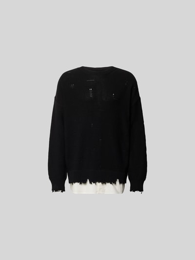 Männermodel trägt Relaxed Fit Pullover im Used-Look von MM6 Maison Margiela in Schwarz, Strick-Optik, Reine Baumwolle, Rückenlänge 83 cm, Ganzkörperansicht Rückansicht.