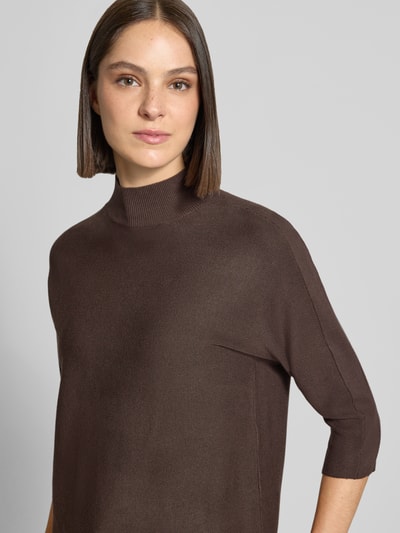 Frauenmodel trägt Regular Fit Sweatshirt aus Viskose-Mix von COMMA, brauner Strick-Look, Stehkragen, 1/2-Arm, Nahaufnahme Oberkörper.