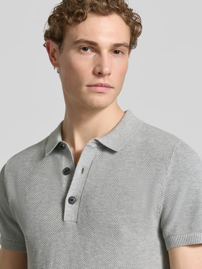 Männermodel trägt Regular Fit Poloshirt aus reiner Baumwolle von s.Oliver RED LABEL, Optik: Unifarben, Strickoptik, Nahaufnahme Oberkörper.