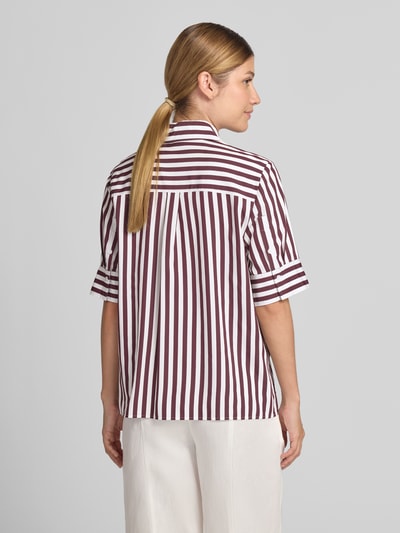 Frauenmodel trägt Regular Fit Hemdbluse aus Viskose-Mix Modell 'VICA FRIL' von Brax in Weiß mit bordeauxroten Streifen, Ganzkörperansicht Rückansicht. Damen Kurzarmbluse.