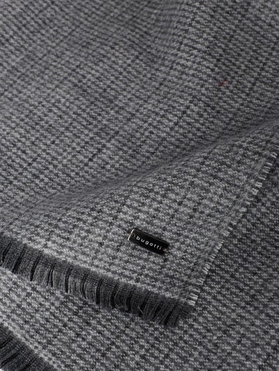 Produktfoto, Kleingemusterter Schal mit Label-Detail von bugatti, grau, rechteckig, Fransen, Breite 45 cm, strukturierte Oberfläche