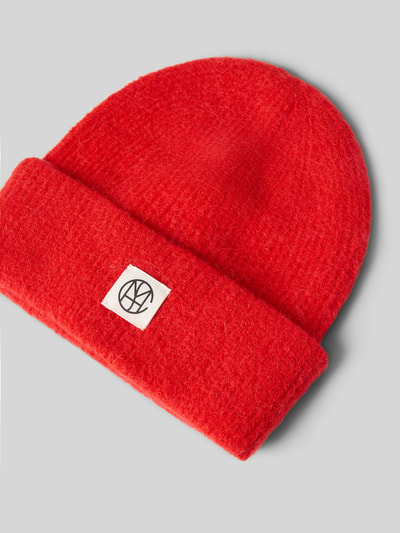 Produktfoto, leuchtend rote Mütze aus elastischem Woll-Mix mit Alpaka-Anteil, breiter Umschlag, Label-Patch, Hope Icon von MSCH Copenhagen