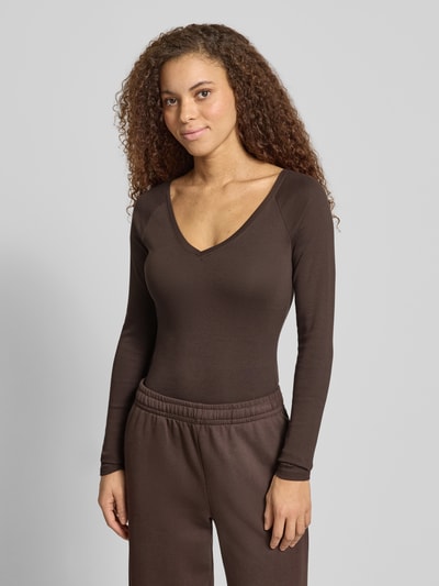 Vrouwenmodel draagt Slim Fit Longsleeve met V-hals van Gina Tricot, katoenmix, met lange mouwen, donkerbruin, vooraanzicht, nahaufnahme oberlichaam