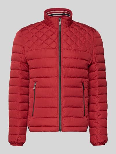 Produktfoto, Slim Fit Steppjacke mit gefüttertem Kragen von Christian Berg Men, rot, kieszenie zapinane na zamek błyskawiczny, krój slim fit, zamek błyskawiczny podłożony, elastyczne zakończenia rękawów, długość tyłu w rozmiarze M: 68 cm, szerokość ramion w rozmiarze M: 47 cm, szerokość klatki piersiowej w rozmiarze M: 52 cm, długość rękawów w rozmiarze M: 68 cm