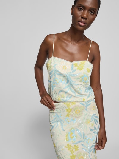 Frauenmodel trägt Top mit Allover-Paillettenbesatz von BAUM & PFERDGARTEN, Elastischer-Material-Mix, Regular-Fit, Florales-Muster, Spaghetti-Träger, Rückenlänge bei Größe S 25 cm, helle Pastellfarben, dezenter Glanz, Ganzkörperansicht von vorne.