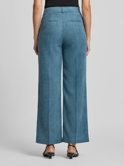 Frauenmodel trägt Wide Fit Hose in Cord-Optik von COMMA in Hellblau mit Gesäßtaschen, feiner Rippenstruktur, Ganzkörperansicht Rückansicht. Innenbeinlänge 78 cm, Bundweite 42 cm bei Größe 36/32, Haken- und Reißverschluss
