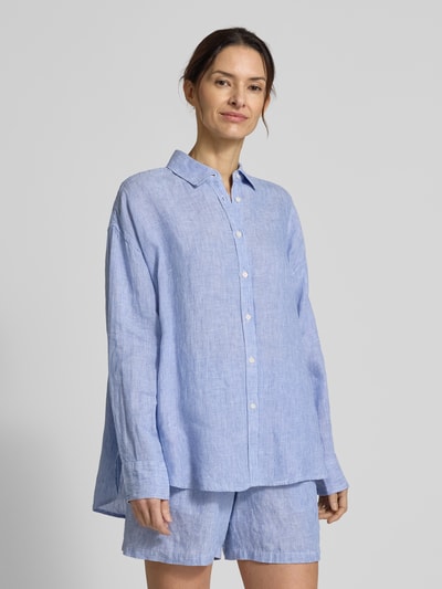 Kobiece modelka nosi bluzka lniana Relaxed Fit Leinenbluse mit Streifenmuster Modell 'DARIA' od ECOALF, len, wzór w paski, kołnierzyk koszulowy, listwa guzikowa, długość tyłu 73 cm, długość rękawów 53 cm, niebieska, fakturowana, widok całej sylwetki z przodu.