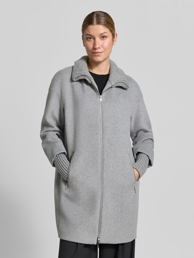 Frauenmodel trägt Mantel aus Woll-Mix mit Reißverschlusstaschen von White Label, hellgrau, Regular Fit, Stehkragen, Ganzkörperansicht von vorne.