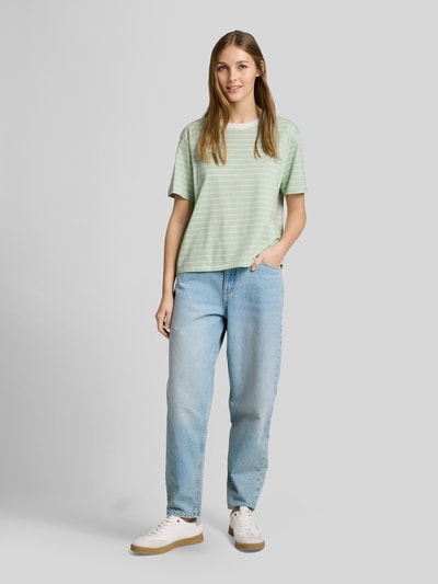 Frauenmodel trägt Relaxed Fit T-Shirt aus reiner Baumwolle von Tom Tailor Denim, Optik:Allover-Muster, gestreift, Jersey, Ganzkörperansicht von vorne.