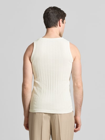 Männermodel trägt Tanktop mit Rundhalsausschnitt von Wood Wood aus Baumwoll-Mix in Beige, Ripp-Optik, Slim Fit, Ganzkörperansicht Rückansicht.