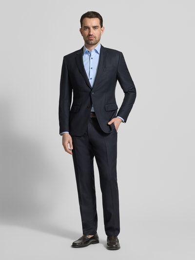 Männermodel trägt Slim Fit Business-Hemd mit Kentkragen von OLYMP Level Five in Hellblau, unifarben, glatte Struktur, Ganzkörperansicht von vorne