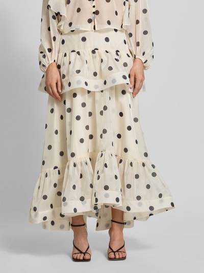 Kobiece model prezentuje Ausgestellter Maxi-Rock mit Volants Modell 'DOROTHY' od Vero Moda, kremowy w czarne grochy, krój regular fit, długość maxi, falbany, prosty dół, wzór allover, z ukrytym zamkiem, detaliczny widok przodu od pasa w dół