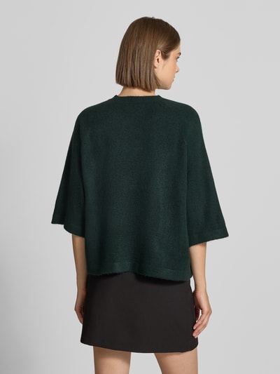 Männermodel trägt dunkelgrünen sweter z rękawami o dł. 3/4 Regular Fit Pullover mit 3/4-Ärmeln Modell 'SIMONI' von ONLY, Ganzkörperansicht Rückansicht, sweter damski ONLY.