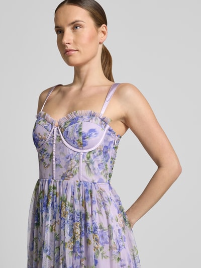 Frauenmodel trägt Cocktailkleid aus Tüll im Allover-Look von LACE & BEADS in Lila mit Blumenmuster, Corsagenkleid, Nahaufnahme Oberkörper. Rückenlänge bei Hersteller-Größe S: 125 cm, Brustweite: 34 cm, A-Linie, Midikleid.