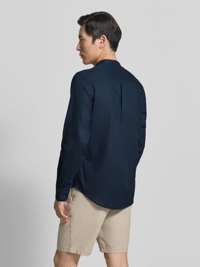 Männermodel trägt Slim Fit Freizeithemd mit Stehkragen Modell 'Anton' von Casual Friday, Seide-Baumwoll-Mix, Rückenansicht, Ganzkörperansicht Rückansicht.